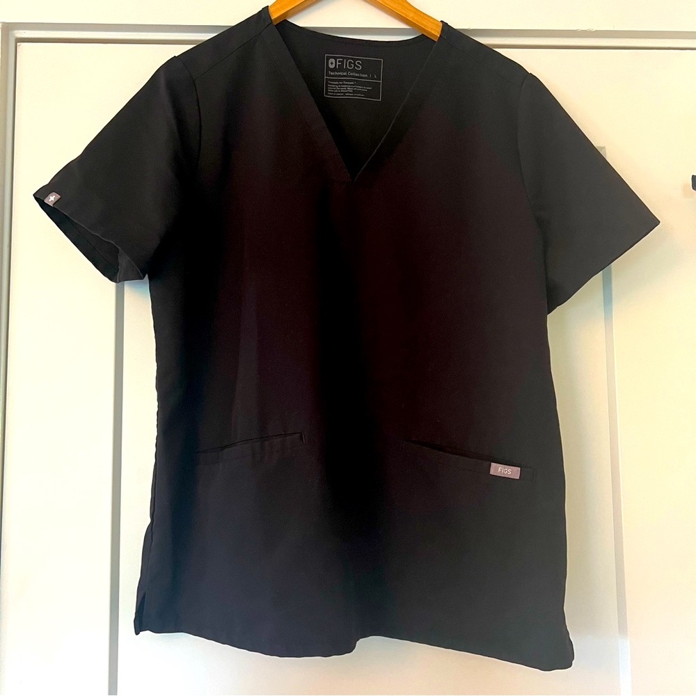 Figs scrub top size large - three pocket